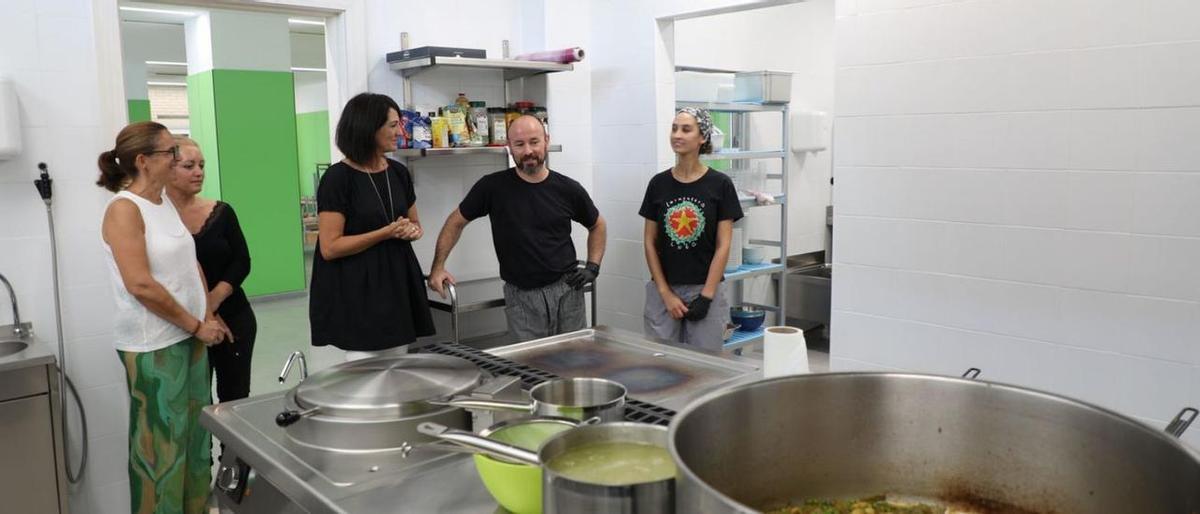 La presidenta conversa con el personal de cocina de la escuela de Sant Ferran en una imagen de archivo.