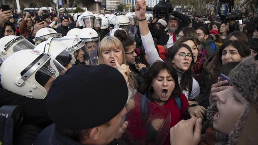 A palos contra un himno