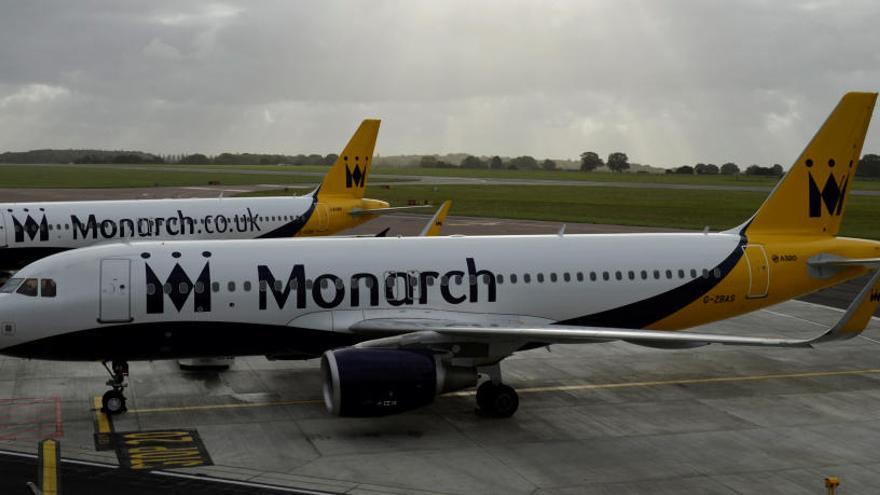 Un avión de Monarch en el aeropuerto londinense de Luton.