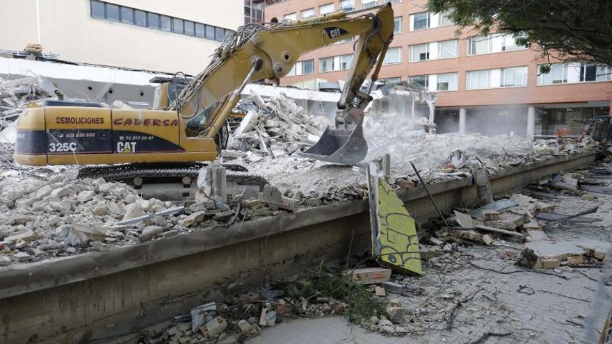 Imagen del derribo de las antiguas naves de la Escuela de Agrónomos. | M.A.MONTESINOS