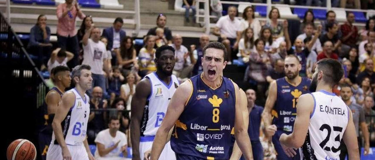 Álex Reyes celebra una canasta en el partido de Liga disputado ante el BTTB Mallorca-Palma.