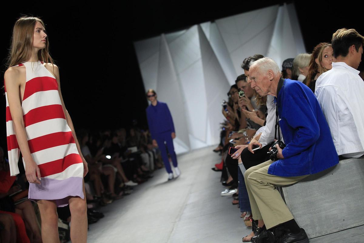 Bill Cunningham durante un desfile de moda