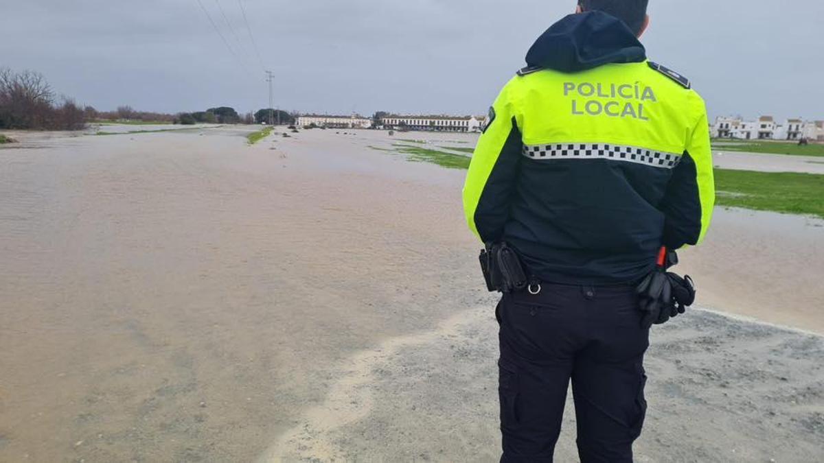 La Policía Local de Almonte vigila las restricciones de circulación en El Rocío.