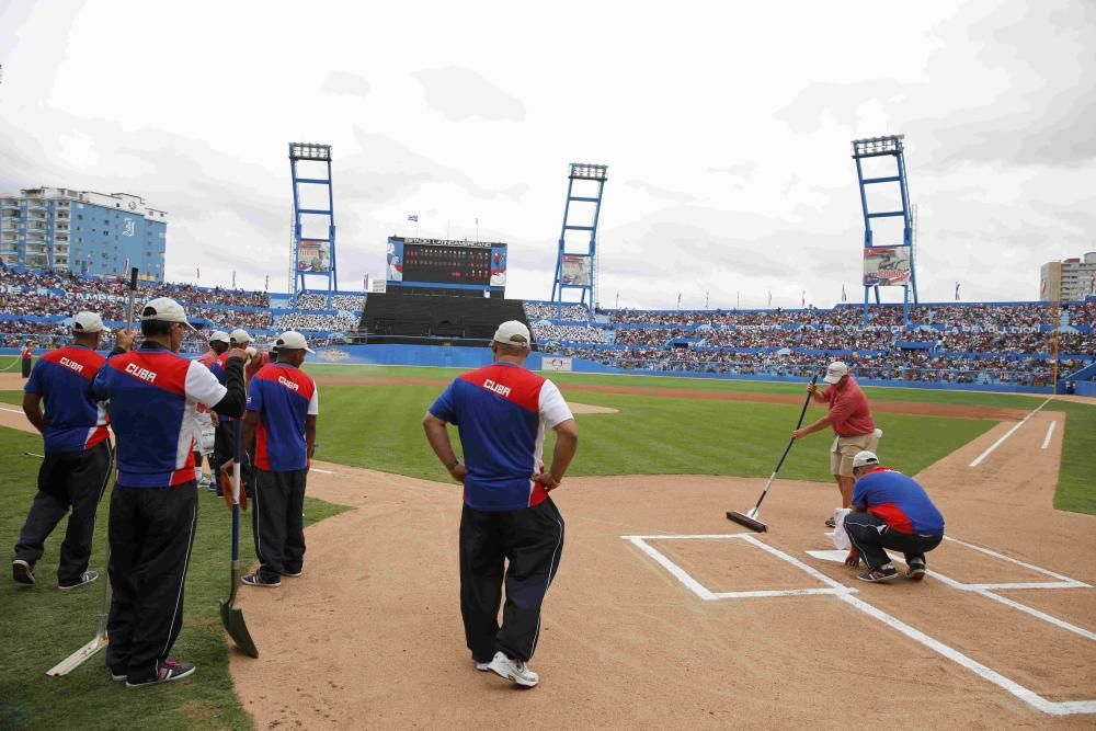 Obama asiste a un partido de béisbol en Cuba.