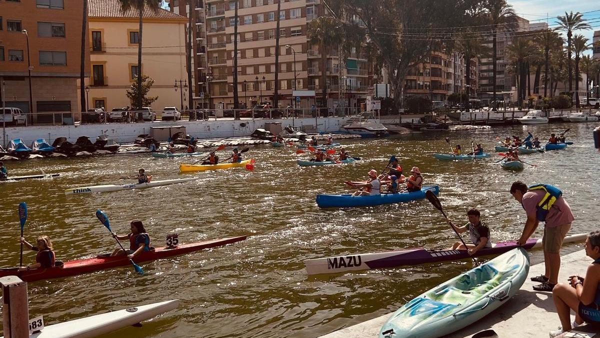 Algunas de las embarcaciones que participaron en la jornada solidaria.