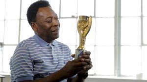 Pelé, en una imagen de archivo, con la reproducción del trofeo de la Copa del Mundo de 1958