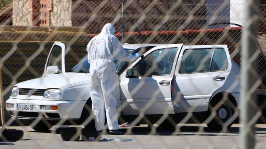 Els Mossos escorcollant un vehicle a Roses, dins del maleter del qual van trobar un cadàver. | GEMMA TUBERT/ACN