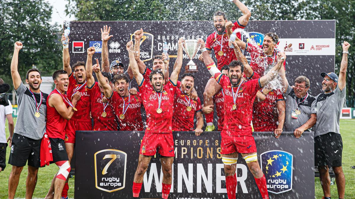 Javier de Juan, a la derecha sosteniendo la copa de campeón europeo, tras la conquista del título.