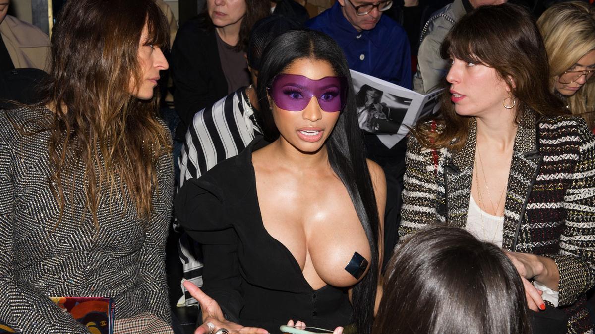 Nicki Minaj con un pecho al descubierto en París