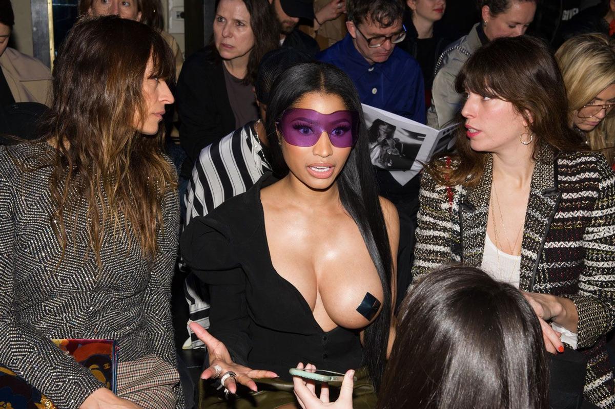 Nicki Minaj con un pecho al descubierto en el 'front row' de Haider Ackermann