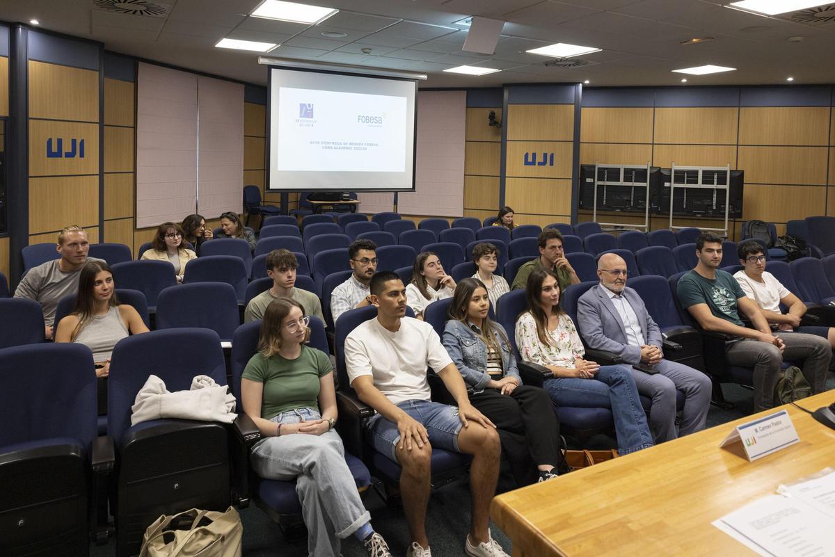 Los alumnos becados en el acto