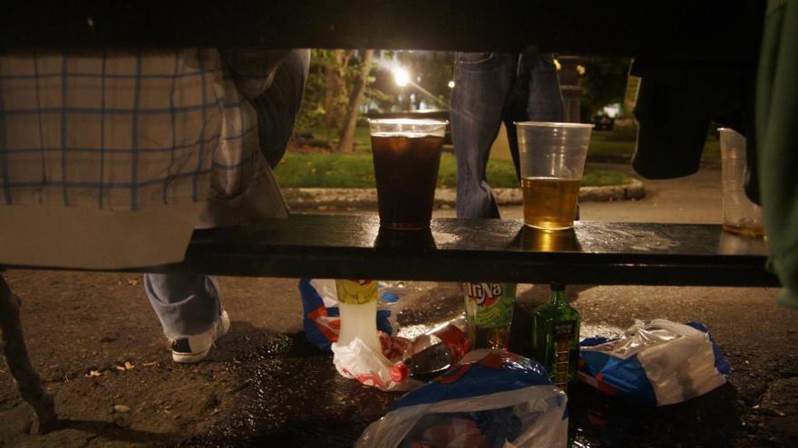 Jóvenes de botellón en los jardines de Méndez Núñez.