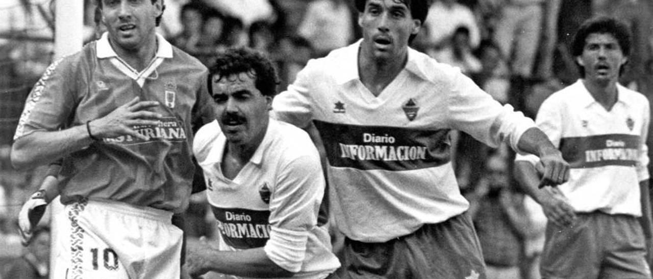 Xavi Juliá, a la izquierda, en un partido del Oviedo frente al Elche.