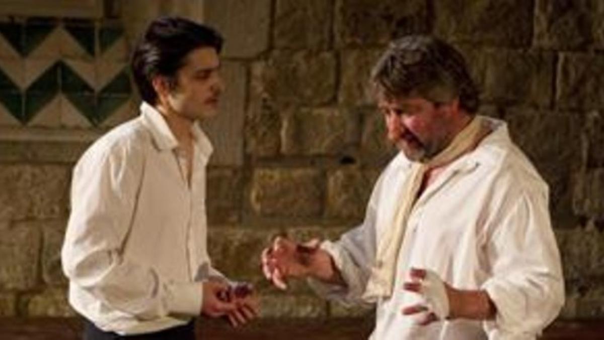 Bernat Quintana y Pere Arquillué, en una escena de 'Cyrano de Bergerac'.