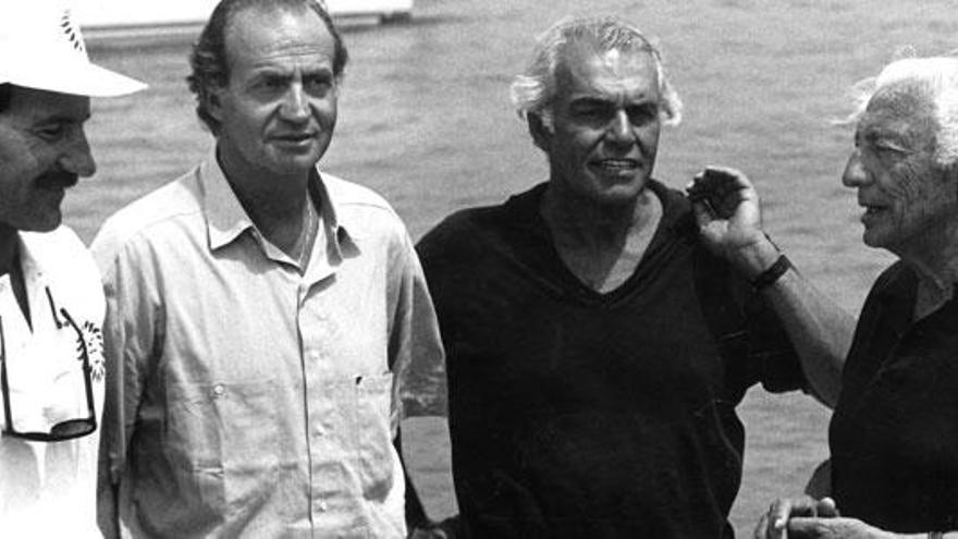 La foto que mejor simboliza el reinado de Juan Carlos de Borbón fue tomada por Miquel Massutí en Puerto Portals, en agosto de 1990. El entonces Rey, lesionado como de costumbre, compara carismas con Raul Gardini y Gianni Agnelli. Cuánto poder, cuánto dinero.