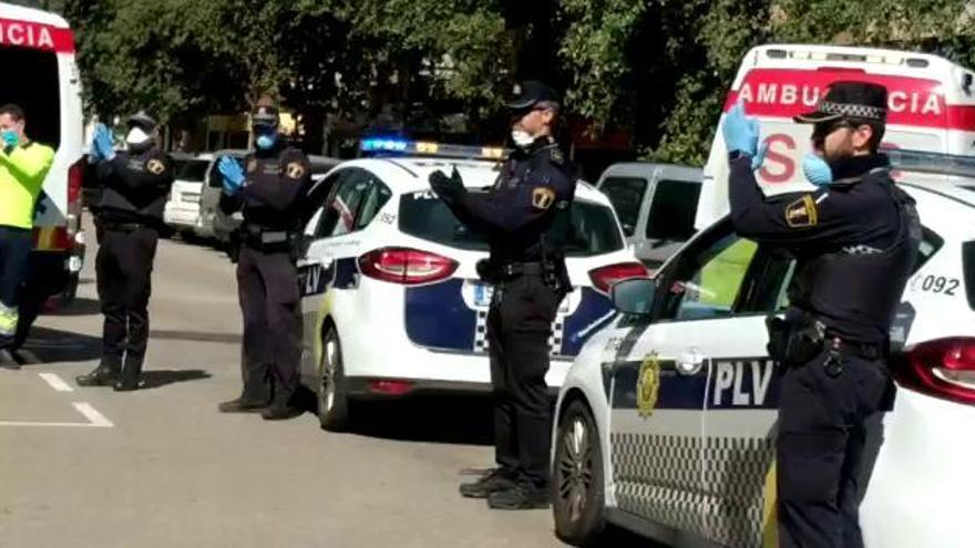 La Policía Local de València homenajea a los sanitarios en el Clínico