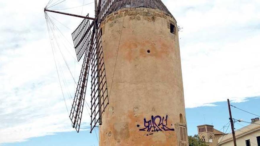 Un grafiti en el molino del Casal de Barri