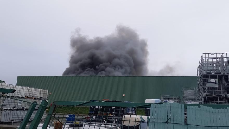 Bajo control el incendio en una fábrica de A Coruña