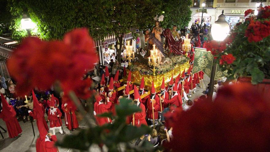 Tres estantes mujeres por primera vez en la procesión de La Caridad de hoy en Murcia