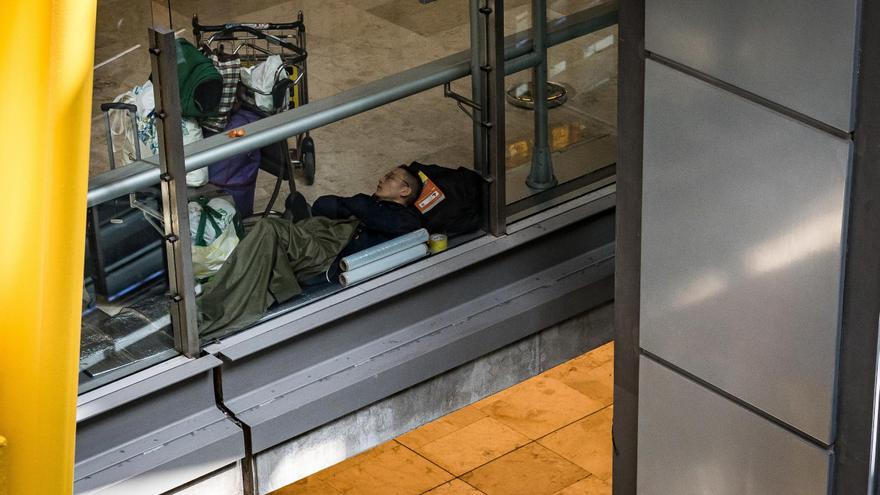 Un hombre duerme en la T4 del Aeropuerto Adolfo Suárez-Madrid Barajas.