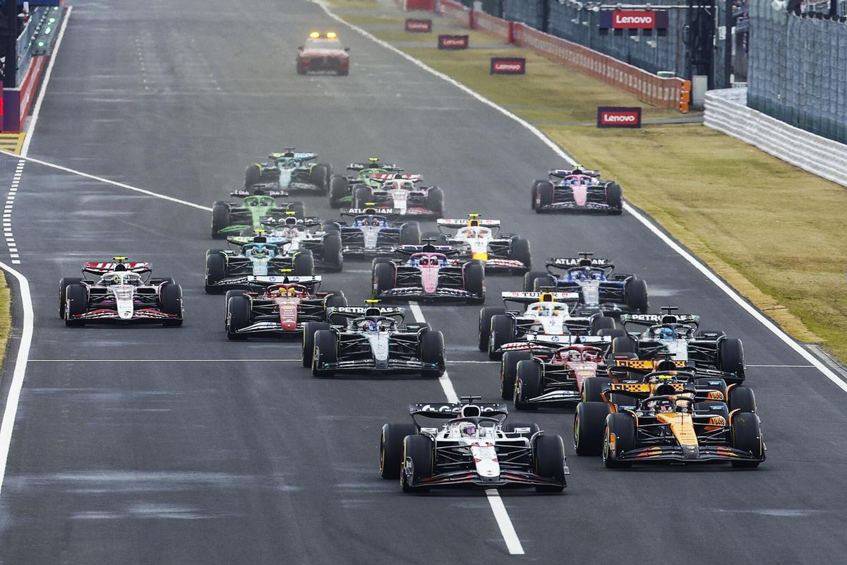 Suzuka (Japan), 06/04/2025.- Red Bull Racing driver Max Verstappen of Netherlands leads the race during the 2025 Formula 1 Japanese Grand Prix at the Suzuka Circuit, in Suzuka, Japan, 06 April 2025. (Fórmula Uno, Japón, Países Bajos. Holanda) EFE/EPA/FRANCK ROBICHON