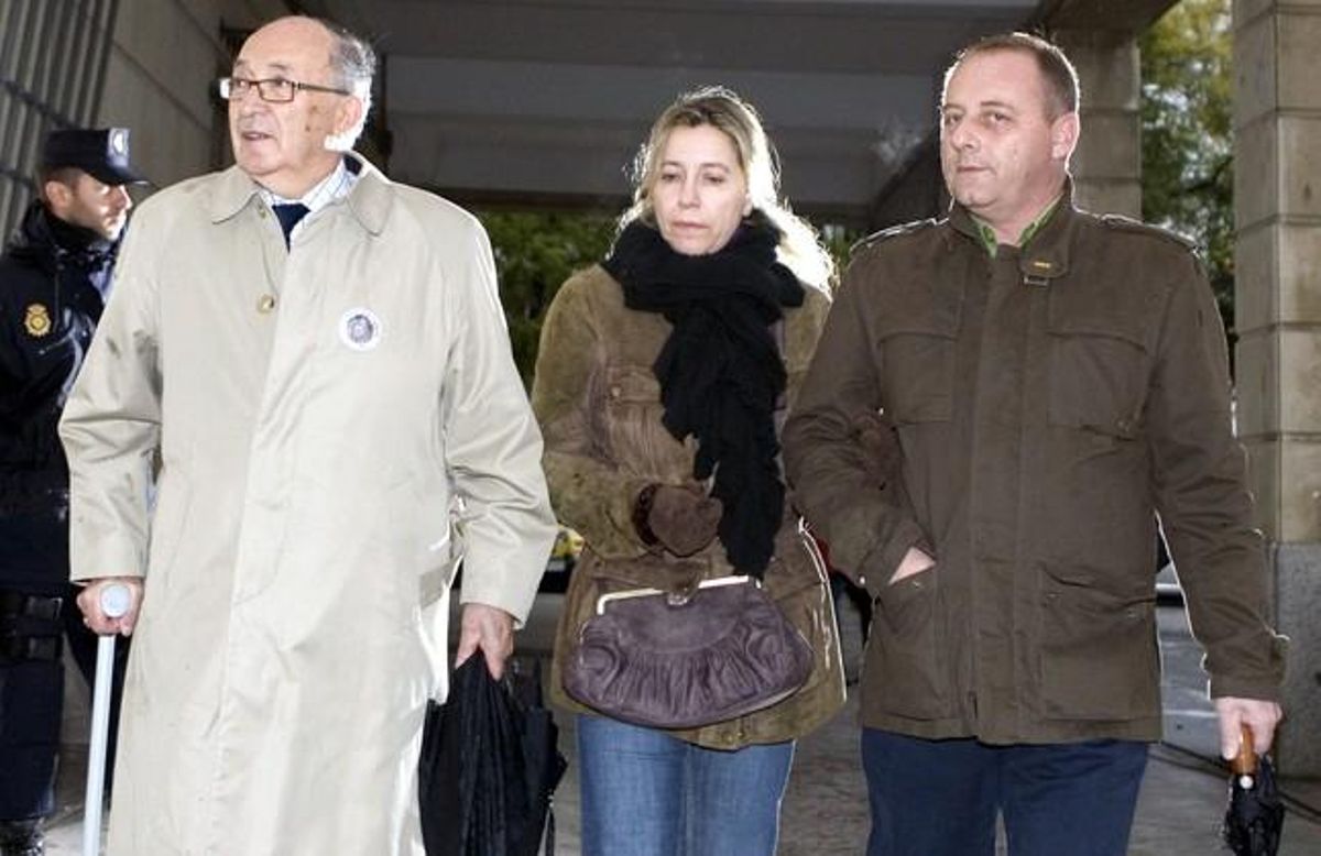 Antonio del Castillo (dreta), Eva Casanueva (centre) i José Antonio Casanueva, pares i avi de Marta, respectivament, a l’entrada als jutjats de Sevilla. Antonio del Castillo (dreta), Eva Casanueva (centre) i José Antonio Casanueva, pares i avi de Marta, respectivament, a l’entrada als jutjats de Sevilla.