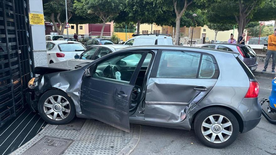 Cuatro agentes heridos y más de una decena de coches con destrozos en una persecución brutal en Balos