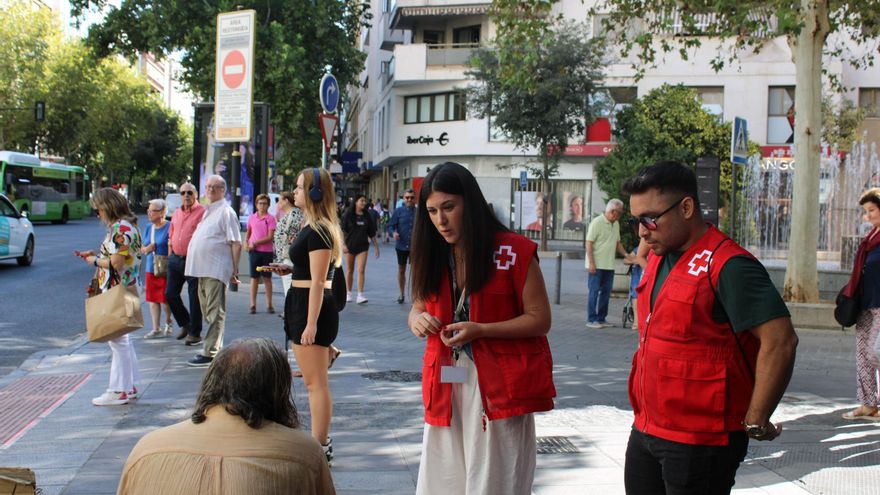 Cruz Roja amplía a la mañana la labor de su unidad de atención a personas sin hogar en Córdoba