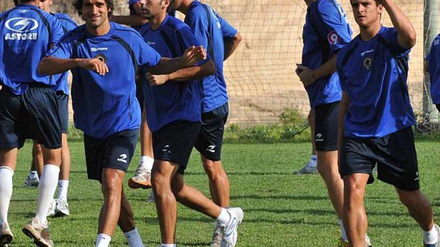 Javi González, a la izquierda, en su último entrenamiento con el Hércules en las instalaciones de Campoamor