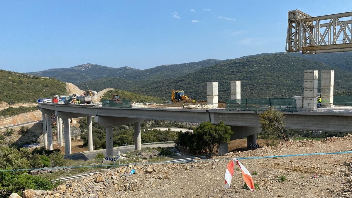 Los operarios de la constructora trabajan estos días sobre el nuevo viaducto.