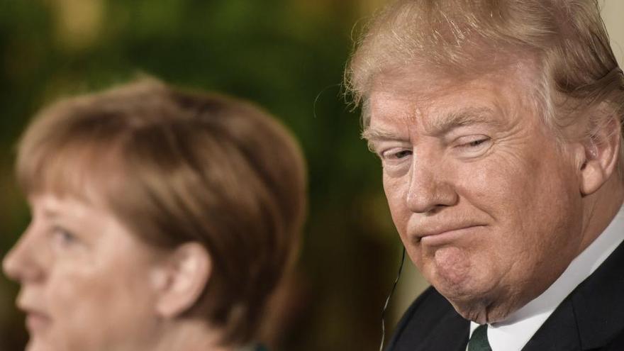 Trump junto a Merkel durante su visita a Washington.