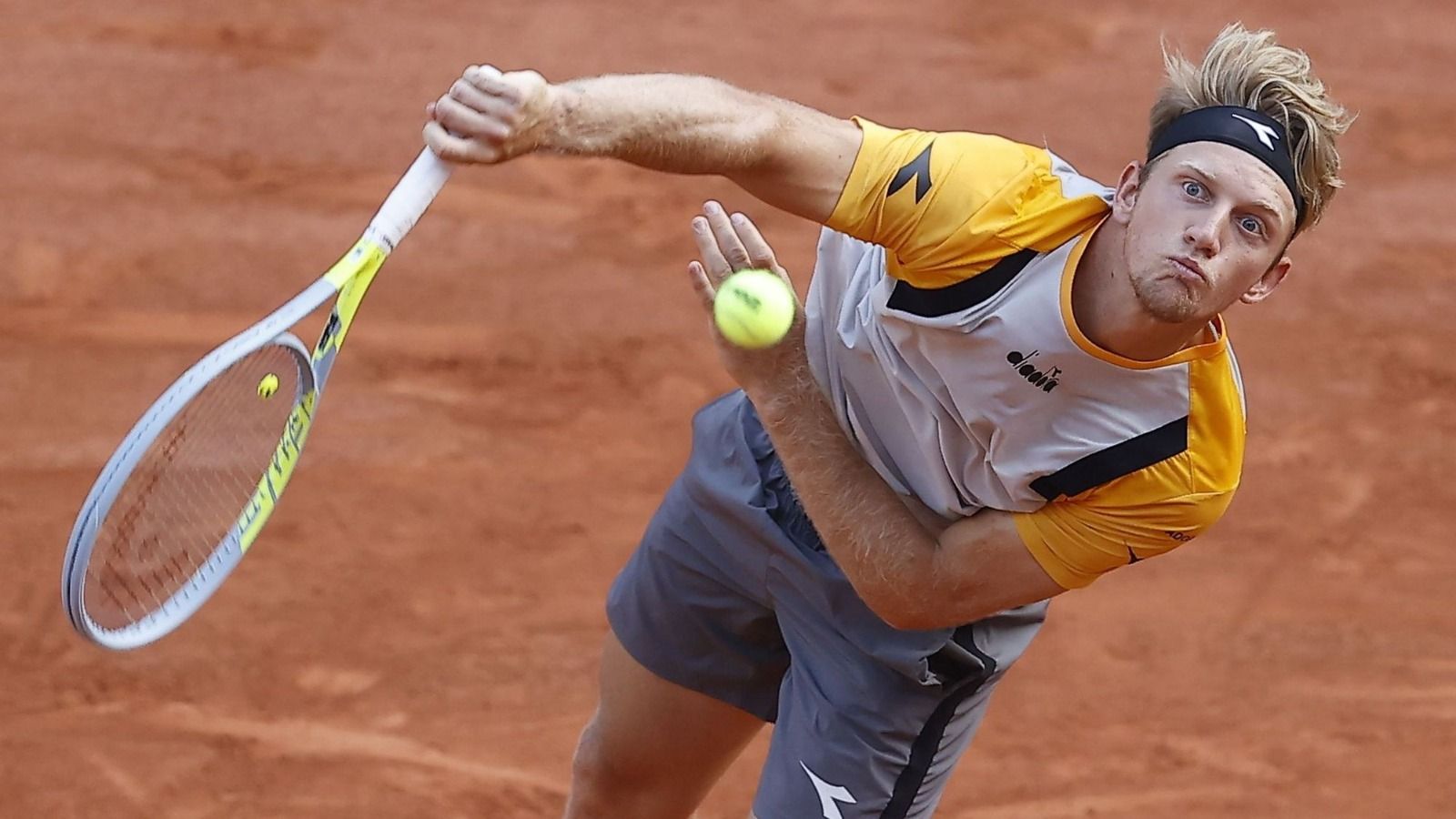 Davidovich saca en el partido ante Zverev.