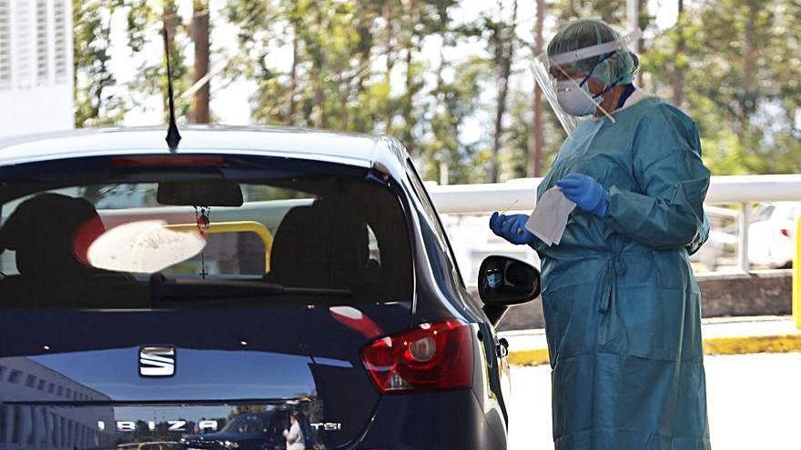 Un sanitario realiza una PCR en el auto-Covid del Meixoeiro.