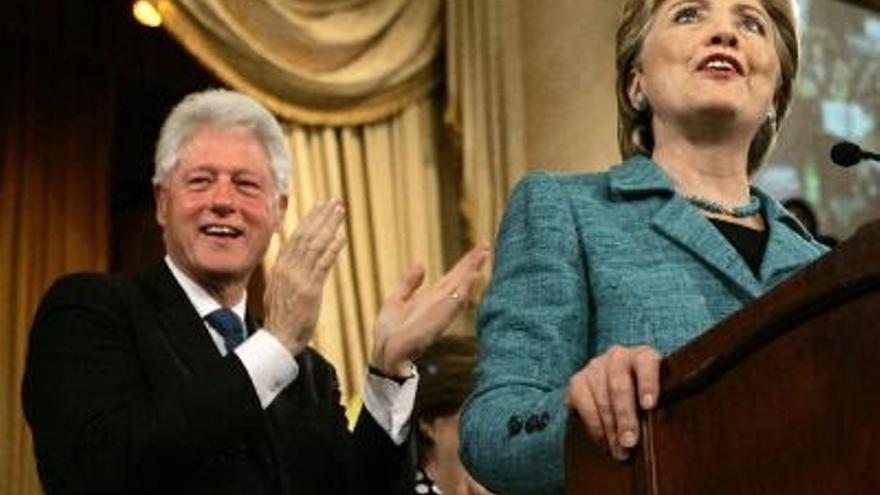 Hillary Clinton, junto a sum marido