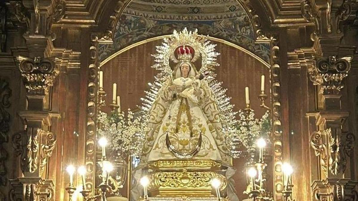 Los candelabros ya lucen en el altar de la Virgen de la piedad.