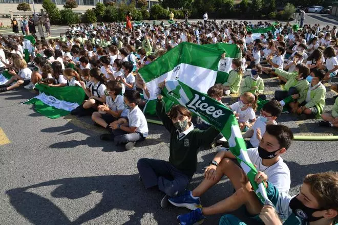El Liceo ofrece la Copa del Rey a los niños del colegio