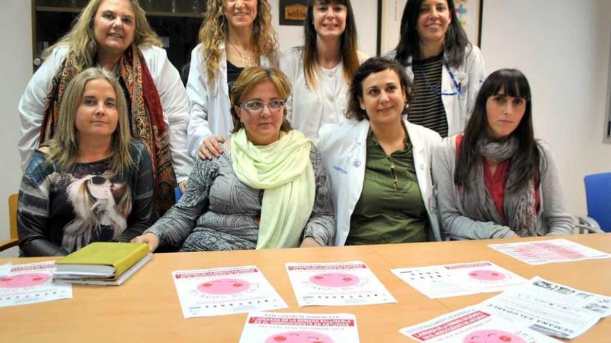 De pie, Celestina Mastache, edil de Salud de Navia; Delia Peñacoba, Clara Pérez y Raquel Pérez Otero, coordinadora de Continuidad de Cuidados. Sentadas, Olga Fernández, técnica de Boal; Yolanda Munárriz, técnica de Navia; Silvia Fernández, responsable de la Unidad de Educación, y Ana María López, técnica de Tapia de Casariego, ayer durante la presentación de la Semana saludable. g.g.