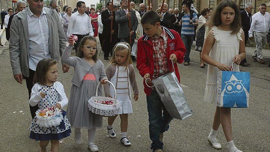 Todas las generaciones se suman tradicionalmente a la fiesta de Ferreras de Abajo.