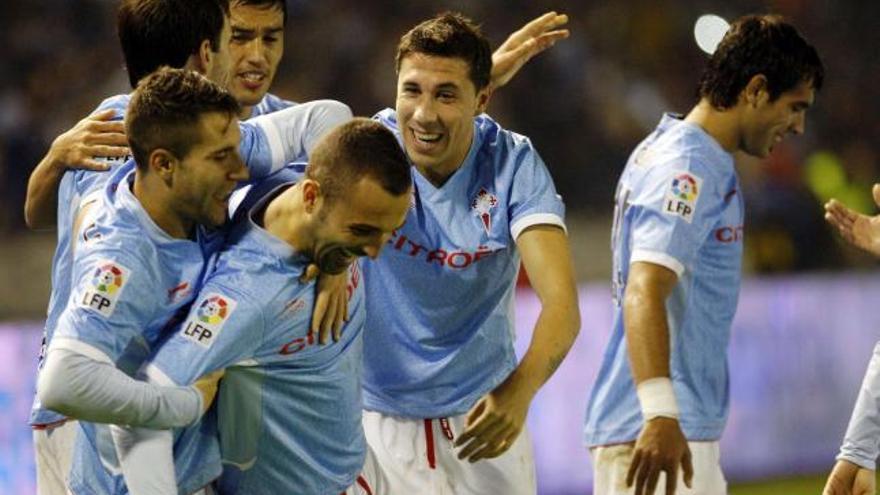 Hugo Mallo abraza a Bustos después del gol del alicantino en presencia de Cabral, Roberto Lago y Augusto. // Marta G.Brea