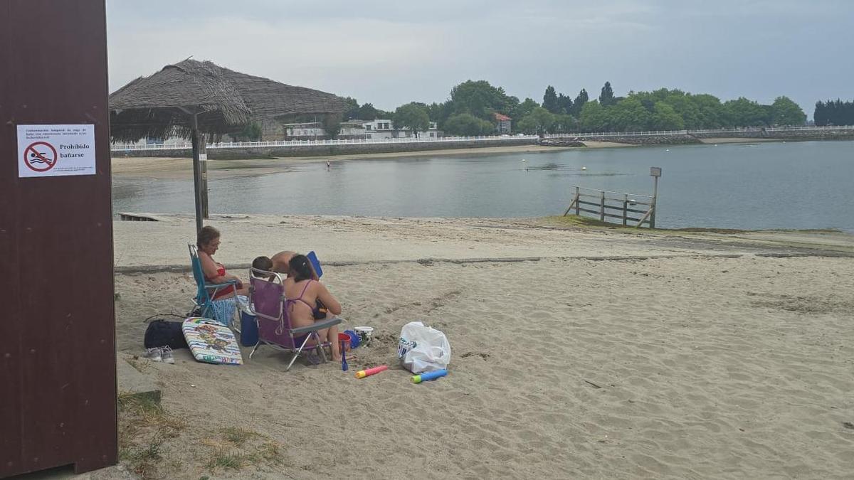 La playa de O Preguntoiro (Vilagarcía), esta tarde. En la pared que se observa a la izquierda está uno de los carteles.
