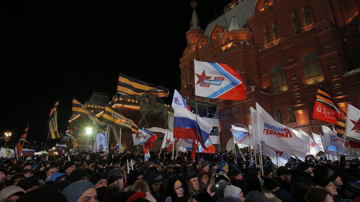 Partidarios de Putin celebran la victoria en la noche electoral, en Moscú