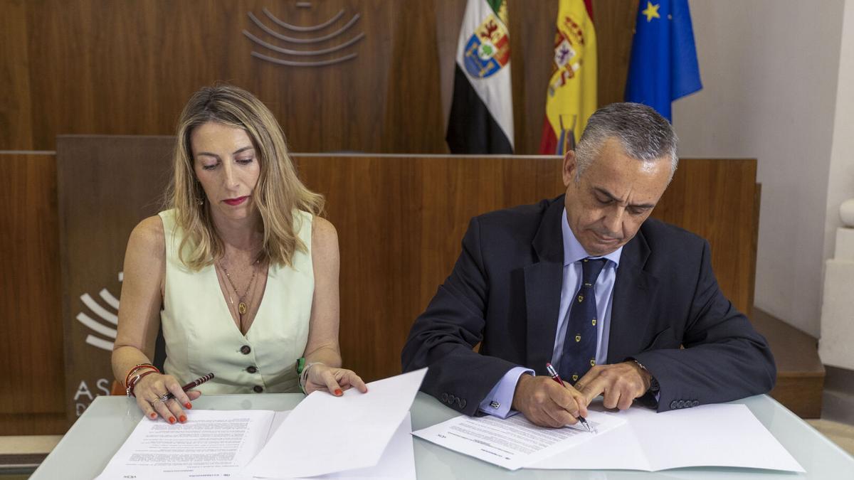 Guardiola y Pelayo durante la firma del placto de gobierno.