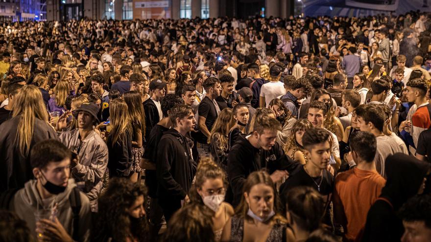 Botellón en la plaza de Espanya, la madrugada de este viernes.