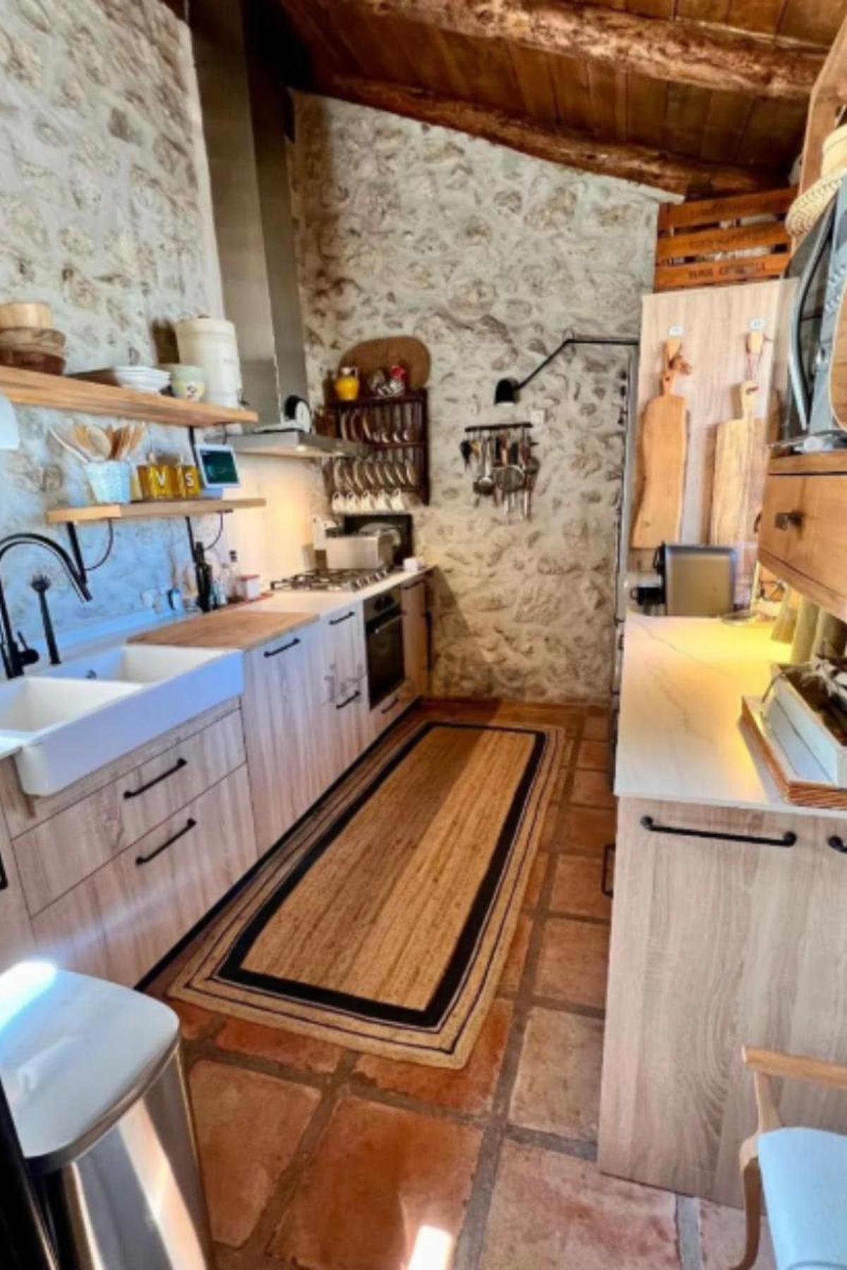 Casa rural de María Pombo, aparece la cocina