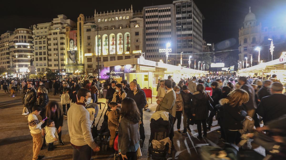 Ambiente navideño en la Plaza del Ayuntamiento de València.