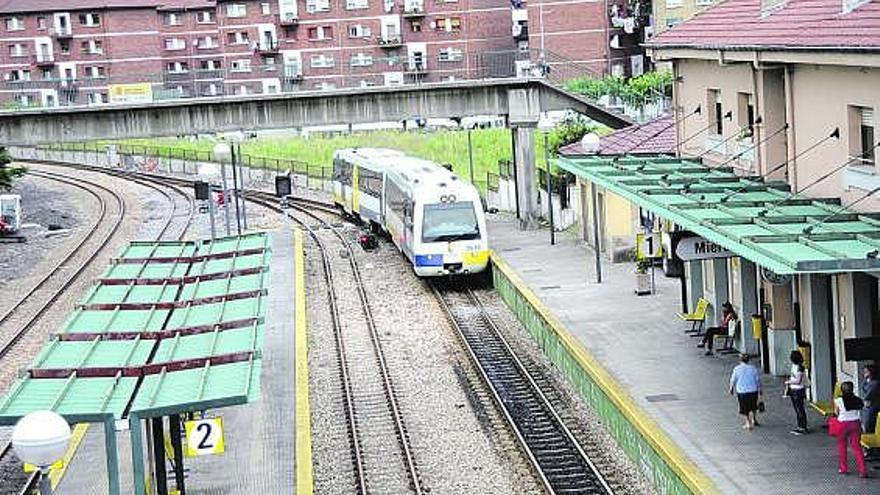 Un tren de Feve, entrando en la estación de Mieres.