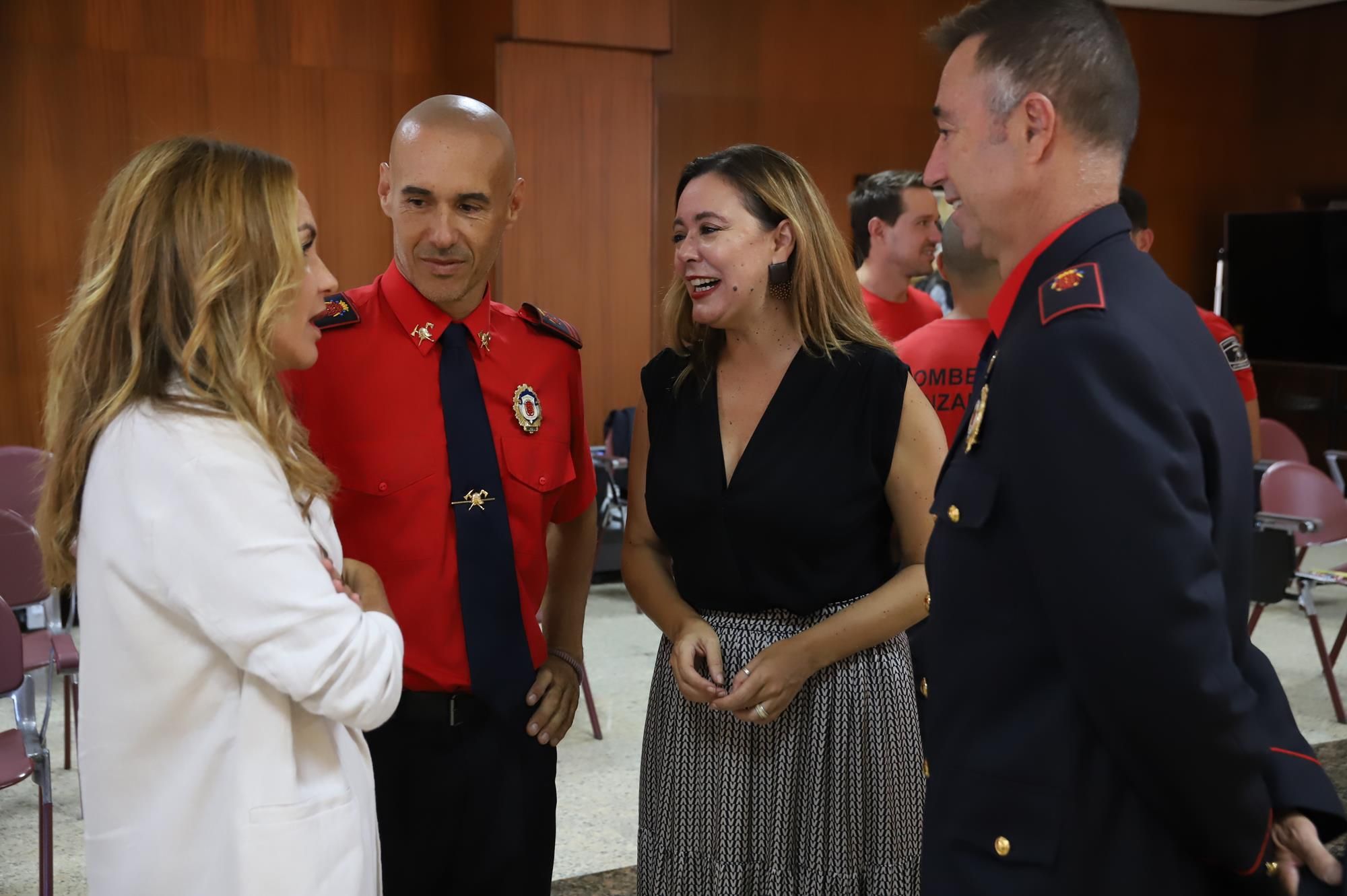 El Cabildo de Lanzarote homenajea al bombero Luis Álvarez tras 31 años de servicio