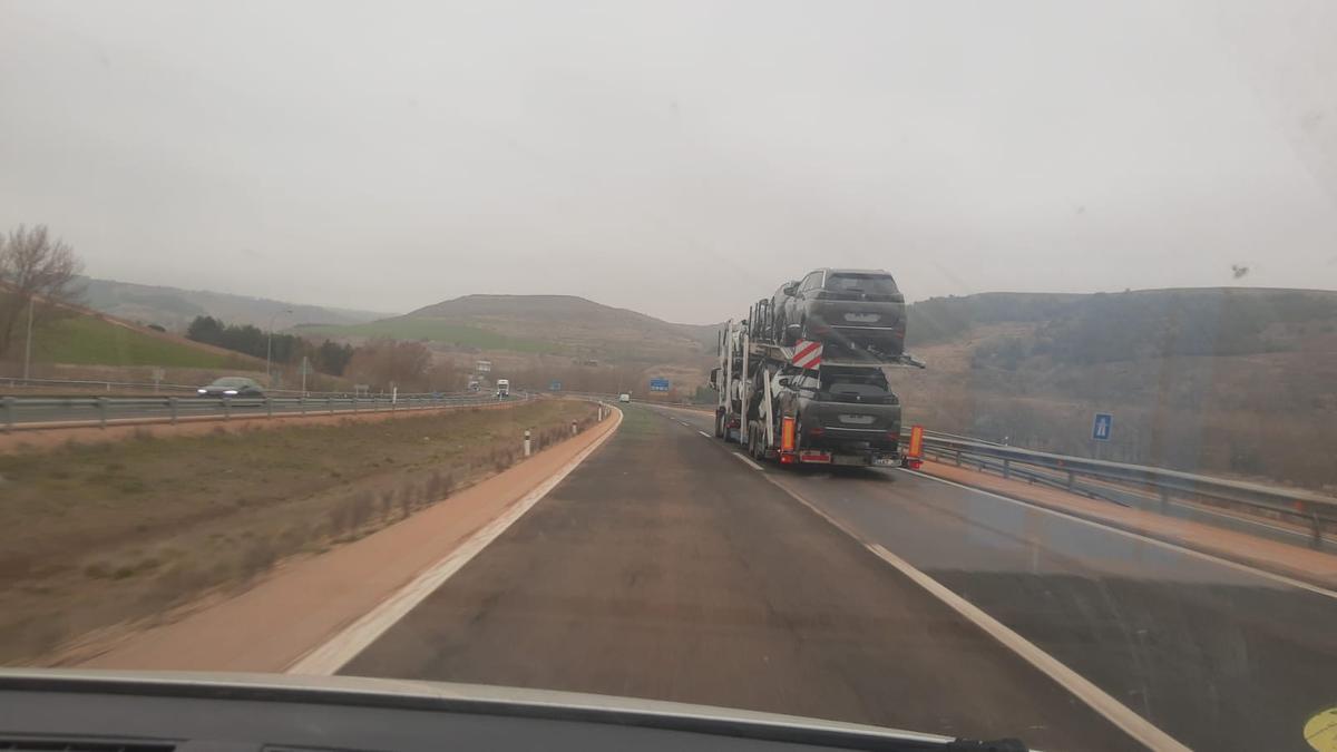 La caravana se sorprendió del polvo acumulado en la carretera y la calima que cubría el cielo.