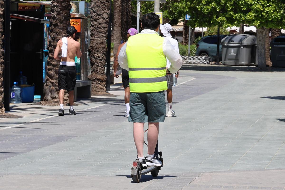 Galería: campaña de concienciación y control sobre la circulación de patinetes eléctricos en Sant Antoni