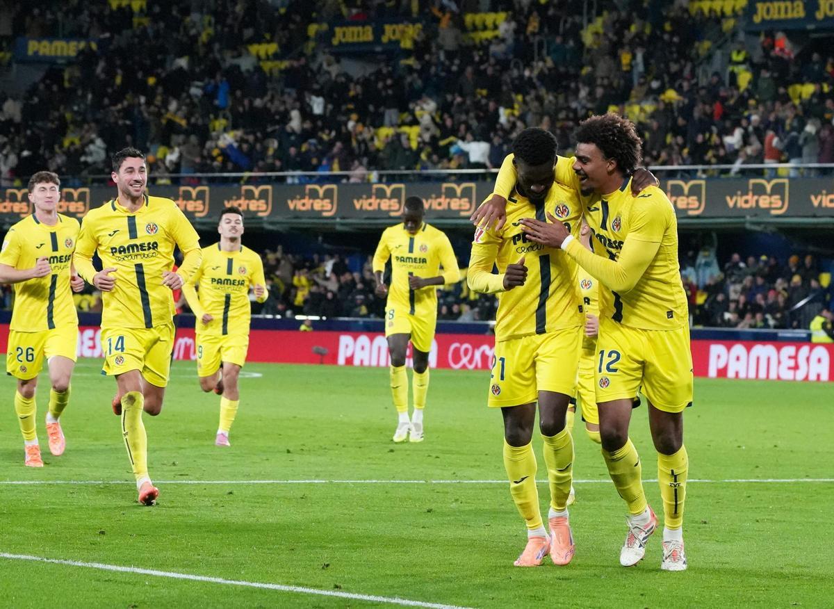 La plantilla del Villarreal, durante la celebración de un gol de Tany Oluwaseyi